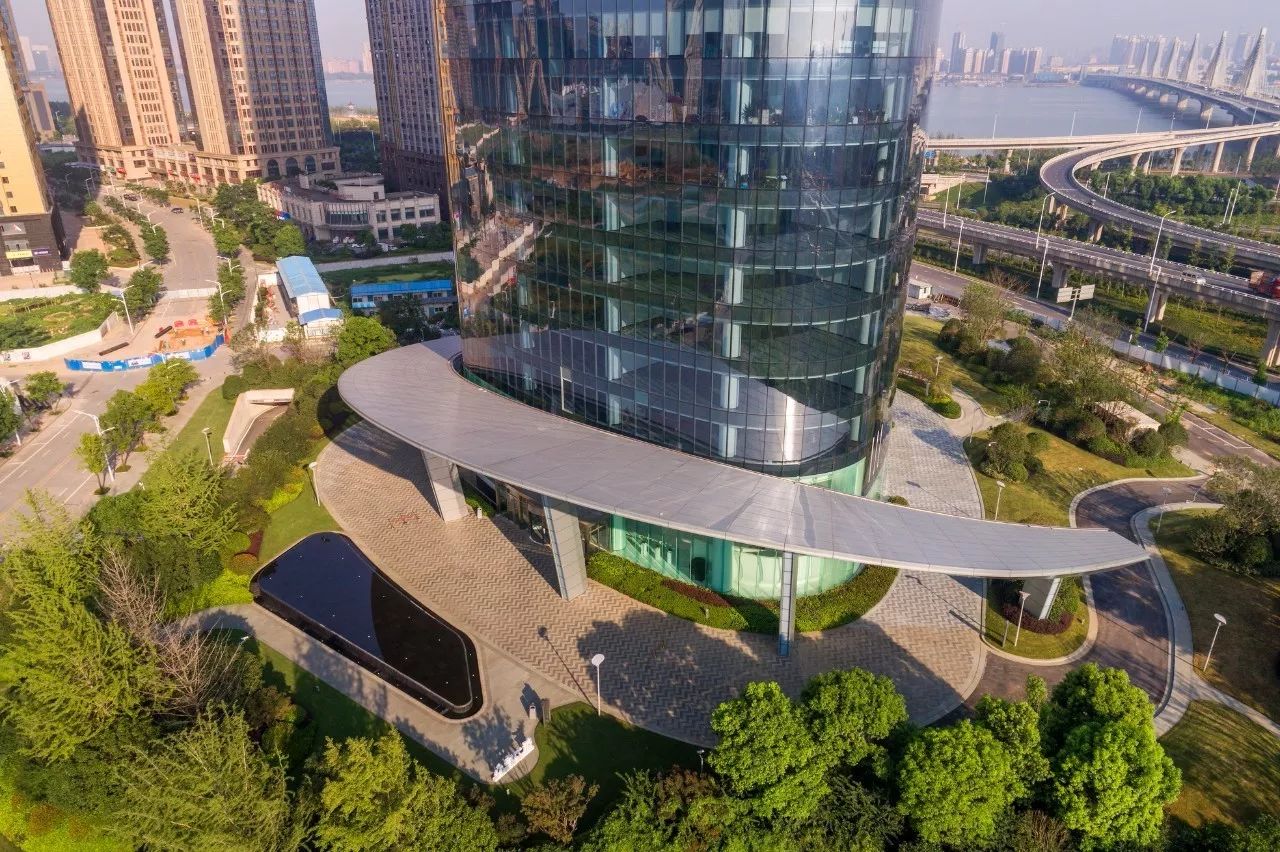 南昌新力中心塔樓直接落地，無(wú)裙房