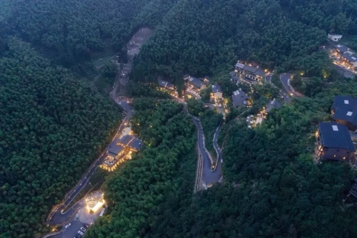 裸心堡采用了輕質(zhì)結(jié)構(gòu)、符合山地的吊腳樓結(jié)構(gòu)